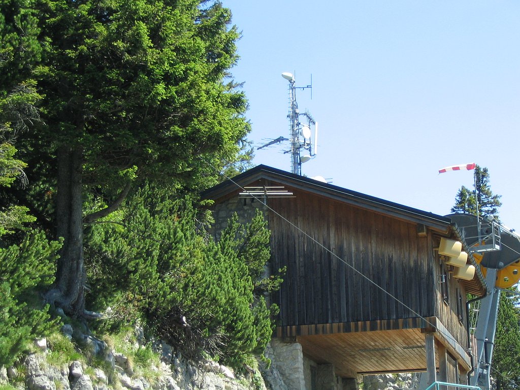 Westseite Seilbahnhaus mit Sende-Yagi für Radio Oberland
