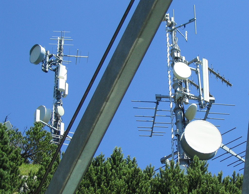 Telekom-Mast und Ballempfangs-Mast